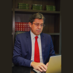 Márcio Coutinho analisa como a logística eleitoral em zonas de difícil acesso garante o voto e protege a soberania popular.