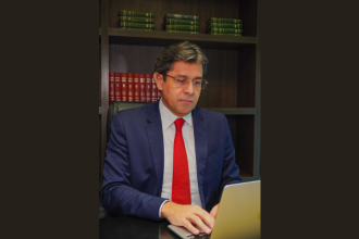 Márcio Coutinho analisa como a logística eleitoral em zonas de difícil acesso garante o voto e protege a soberania popular.