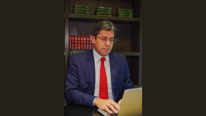 Márcio Coutinho analisa como a logística eleitoral em zonas de difícil acesso garante o voto e protege a soberania popular.