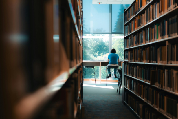 Uma análise clara e estratégica de Hebron Costa Cruz de Oliveira sobre como o estudo dos contratos garante segurança, previsibilidade e valor real ao cliente.