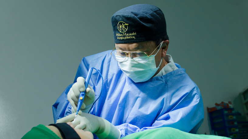 A rinoplastia permite corrigir o nariz sem perder identidade, garantindo harmonia e naturalidade, explica Milton Seigi Hayashi.