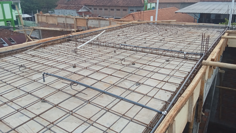 Valderci Malagosini Machado propõe os mini painéis nervurados como solução inovadora para o reforço de lajes antigas com mínima intervenção.