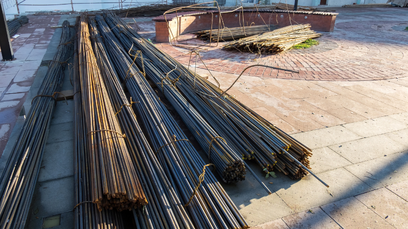 O estudo de Valderci Malagosini Machado explora como os mini painéis nervurados podem reforçar lajes antigas de forma eficiente e com mínima intervenção.