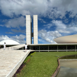 Chico Rodrigues critica polarização política e destaca ações em Roraima: análise sobre desenvolvimento e governança