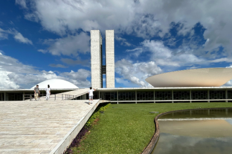 Chico Rodrigues critica polarização política e destaca ações em Roraima: análise sobre desenvolvimento e governança