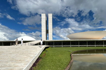 Chico Rodrigues critica polarização política e destaca ações em Roraima: análise sobre desenvolvimento e governança