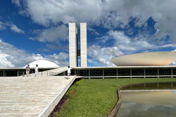 Chico Rodrigues critica polarização política e destaca ações em Roraima: análise sobre desenvolvimento e governança