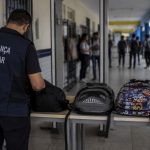 Revista de mochilas nas escolas: segurança estudantil ou excesso de vigilância no ambiente escolar?