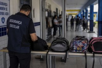 Revista de mochilas nas escolas: segurança estudantil ou excesso de vigilância no ambiente escolar?