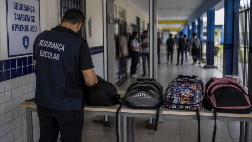 Revista de mochilas nas escolas: segurança estudantil ou excesso de vigilância no ambiente escolar?