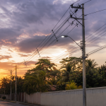 Poste de energia elétrica durante o entardecer em Boa Vista, Roraima