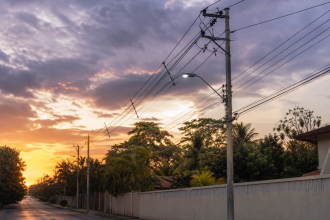 Poste de energia elétrica durante o entardecer em Boa Vista, Roraima