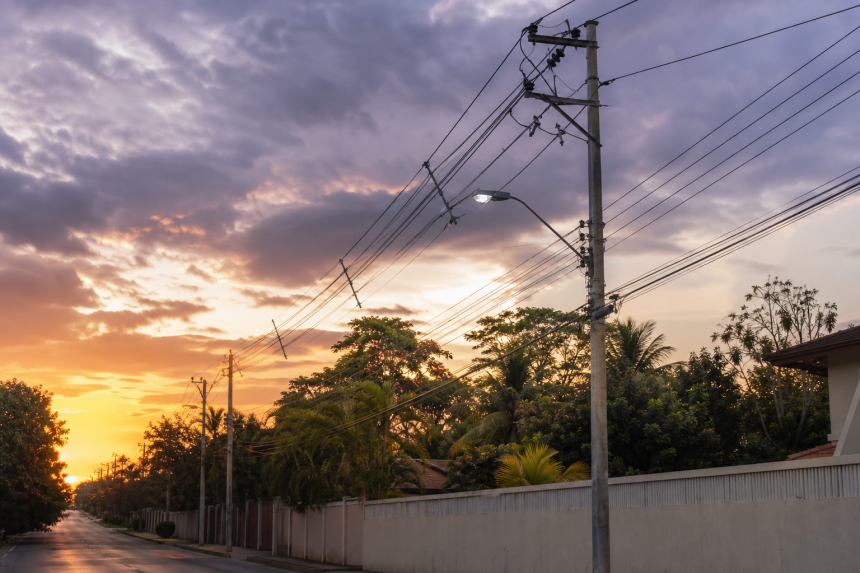 Poste de energia elétrica durante o entardecer em Boa Vista, Roraima