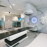 Equipamento de radioterapia instalado em uma sala clínica hospitalar para tratamento de pacientes com câncer