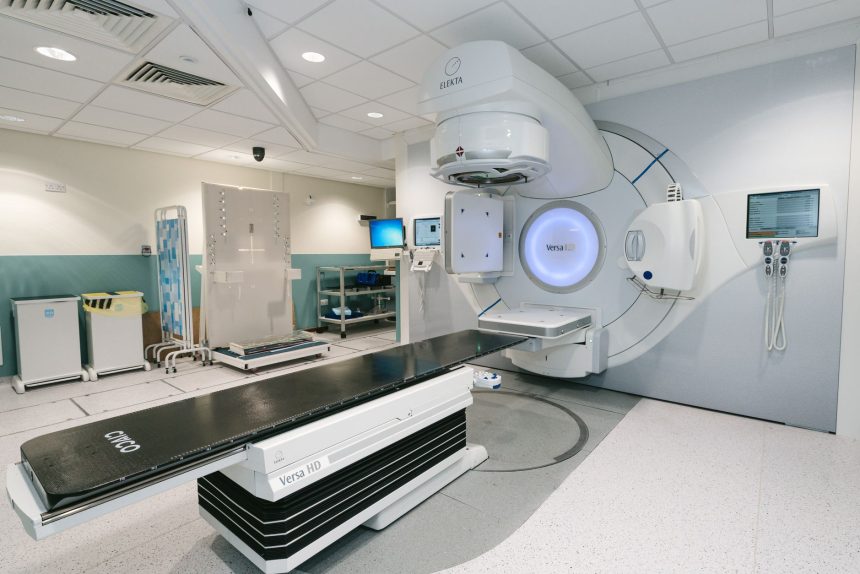 Equipamento de radioterapia instalado em uma sala clínica hospitalar para tratamento de pacientes com câncer